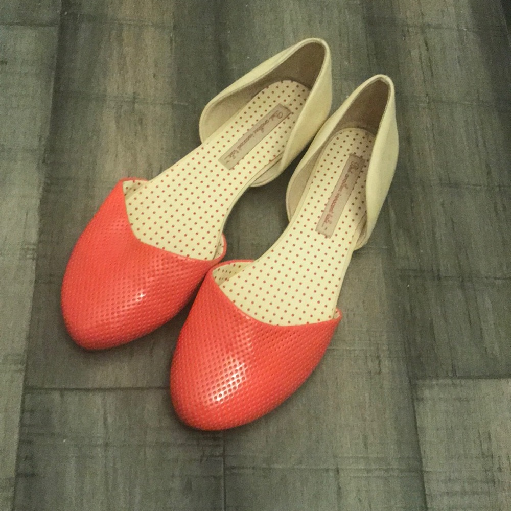 B.A.I.T. Women’s size 10 flats. Peach and tan.